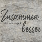 Kreative Holzgestaltung mit der Plotterdatei 'Zusammen sind wir einfach besser' von easy-sticks, die eleganten Schriftzug auf strukturiertem Holz-Look zeigt.