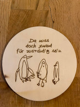 Lade das Bild in den Galerie-Viewer, Holzplatte mit eingraviertem Motiv von Pinguinen und dem Text &quot;Da muss doch jemand für zuständig sein&quot;. Ideal für kreative Projekte, erhältlich bei easy-sticks.
