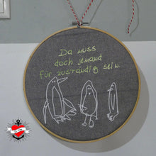 Lade das Bild in den Galerie-Viewer, Modische gestickte Szene mit Pinguinen und dem Text &quot;Da muss doch jemand für zuständig sein&quot; auf einem Stoffrahmen - Ein einzigartiges Kunstwerk von easy-sticks.
