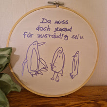 Lade das Bild in den Galerie-Viewer, Gestickte Darstellung von Pinguinen und dem Schriftzug &quot;Da muss doch jemand für zuständig sein&quot; in einem Stickrahmen - Kreative Nähidee von easy-sticks.
