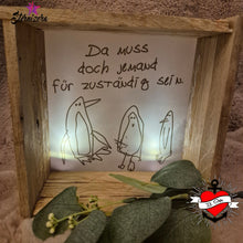 Lade das Bild in den Galerie-Viewer, Dekorative Präsentation einer Pinguinzeichnung in einem Holzrahmen, mit dem Spruch &quot;Da muss doch jemand für zuständig sein&quot; - Ein kreatives DIY-Projekt von easy-sticks.
