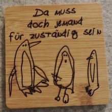 Lade das Bild in den Galerie-Viewer, Holzunterlage mit der Gravur &quot;Da muss doch jemand für zuständig sein&quot; und gezeichneten Pinguinen, entworfen von easy-sticks. Ideal für kreative DIY-Projekte.
