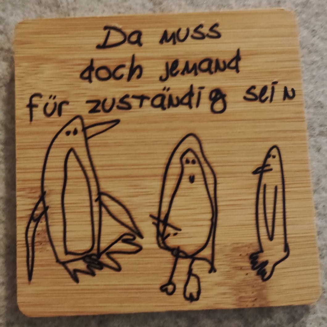 Holzunterlage mit der Gravur 