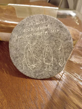 Lade das Bild in den Galerie-Viewer, Runder Filzuntersetzer mit gezeichneten Pinguinen und dem Text &quot;Da muss doch jemand für zuständig sein&quot; - Ein originelles Produkt von easy-sticks für kreative Bastelideen.

