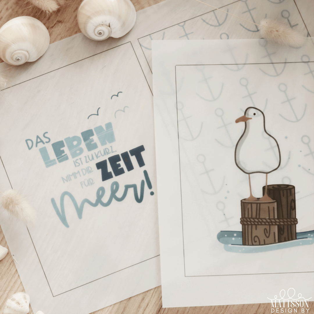 Schöne maritime Bastelvorlagen von easy-sticks, die auf einer Holzoberfläche liegen. Teil der 'Meer' Laterne Easy-Sticks PDF. Das Leben ist zu kurz. Nimm dir Zeit für Meer!