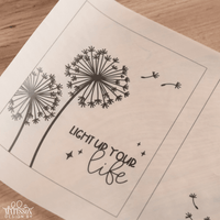PDF-Motiv für eine Laterne mit Pusteblumen und dem Spruch 'LIGHT UP YOUR LIFE', entworfen von easy-sticks.