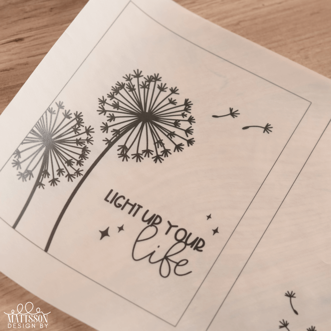 PDF-Motiv für eine Laterne mit Pusteblumen und dem Spruch 'LIGHT UP YOUR LIFE', entworfen von easy-sticks.