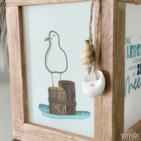 Detailaufnahme der maritimen Laterne von easy-sticks mit einer Illustration einer Möwe. Teil der 'Meer' Laterne Easy-Sticks Bastel PDF.