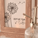 Detailaufnahme der Pusteblumen Laterne von easy-sticks: Feine Druckvorlage mit Pusteblumen und dem Text 'Light Up Your Life'.
