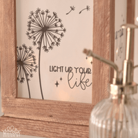 Detailaufnahme der Pusteblumen Laterne von easy-sticks: Feine Druckvorlage mit Pusteblumen und dem Text 'Light Up Your Life'.