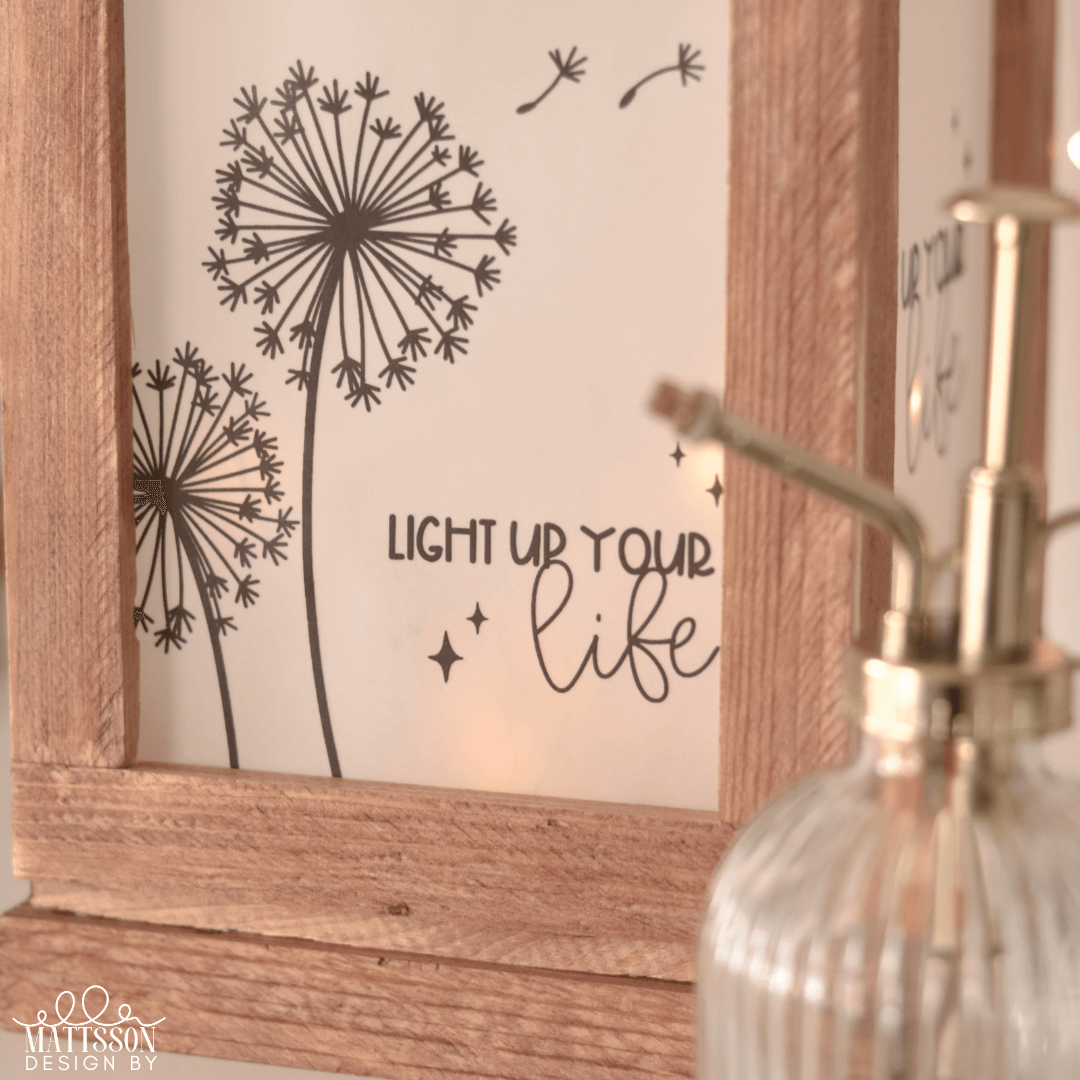 Detailaufnahme der Pusteblumen Laterne von easy-sticks: Feine Druckvorlage mit Pusteblumen und dem Text 'Light Up Your Life'.