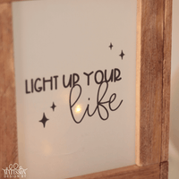 Helle Holzlaterne mit dem Spruch 'LIGHT UP YOUR LIFE' für ein kreatives DIY-Projekt von easy-sticks.