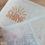 Ein Überblick über die Bastelvorlagen für die Blumen Shine DIY Laterne von easy-sticks, präsentiert auf transparentem Papier, das die kreativen Möglichkeiten zeigt.