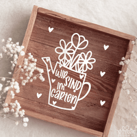Wunderschöne Holztafel mit der Plotterdatei 'Wir Sind im Garten' von easy-sticks, die eine Gießkanne mit Blumen zeigt, perfekt für DIY-Dekoration.