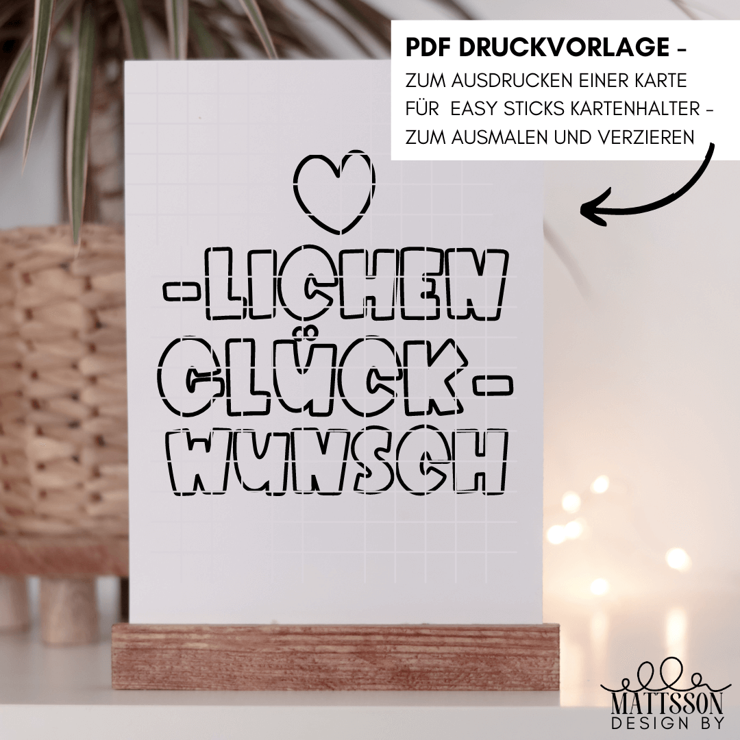 Stilvolle HERZLICHEN GLÜCKWUNSCH Karte zum Downloaden und Ausdrucken von Easy-Sticks, präsentiert auf einem modernen Holzständer mit dekorativem Hintergrund, ideal für persönliche Glückwünsche.