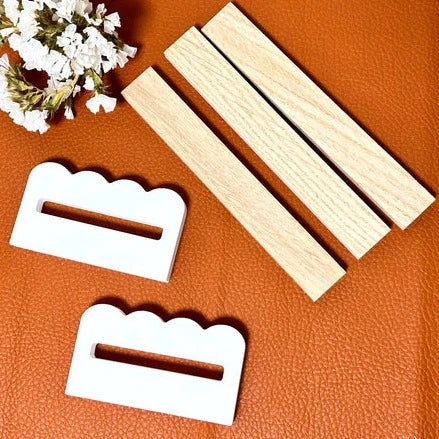Zubehör für die Easy-Sticks Silikonform - Sitzbank mit Riffel, bestehend aus weißen Silikon-Rücken und Holzleisten, für kreative DIY-Projekte.