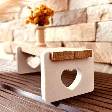 Ein stilvoller Miniaturtisch aus der Easy-Sticks Silikonform - Herzbank, dekoriert mit einer kleinen Vase und Trockenblumen, ideal für kreative Deko-Projekte.