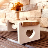 Ein stilvoller Miniaturtisch aus der Easy-Sticks Silikonform - Herzbank, dekoriert mit einer kleinen Vase und Trockenblumen, ideal für kreative Deko-Projekte.