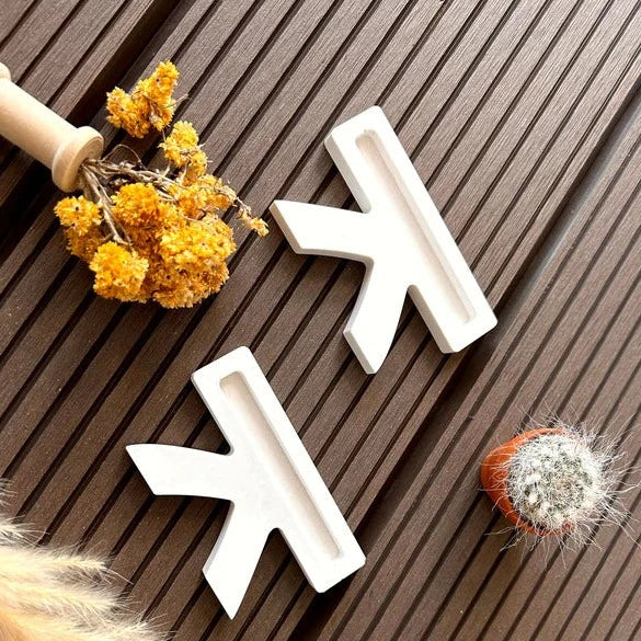 Zwei stilvolle Silikonformen für kreative Projekte von Easy-Sticks, ideal für Herzform-Bänke.