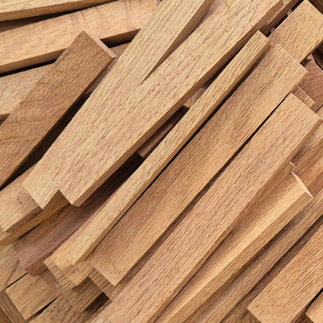 Die Easy-Sticks 3.0 Kurz in Eiche dunkel sind die perfekte Wahl für kreative Bastel- und DIY-Projekte. Mit einer handlichen Länge von 12 cm und einer edlen Eichenholz-Optik in dunklem Design bringen diese Holzstäbchen Stil, Natürlichkeit und Qualität in jedes Vorhaben – sei es Modellbau, Dekoration, Scrapbooking oder Upcycling.

Durch ihre glatte Oberfläche und das hochwertige Finish lassen sich die Sticks leicht bemalen, bekleben, schneiden oder kleben. 