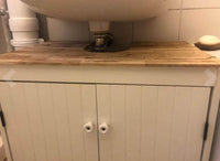 Praktische Verwendung von Easy-Sticks 4.0 von Easy-Sticks als stilvolle Holzplatte in Badezimmermöbel, ideal für DIY-Ideen.