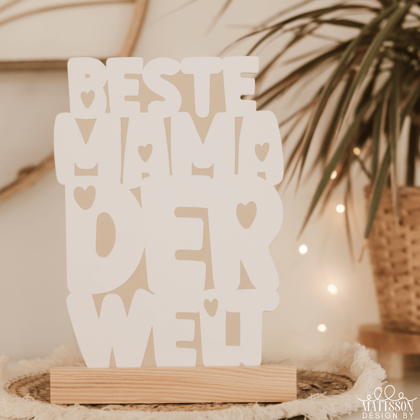 Schöne und kreative Deko für den Muttertag: Laser- und Plotterdatei von easy-sticks mit dem Schriftzug 'BESTE MAMA DER WELT' auf einem Holzständer.