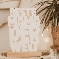 Schöne und kreative Deko für den Muttertag: Laser- und Plotterdatei von easy-sticks mit dem Schriftzug 'BESTE MAMA DER WELT' auf einem Holzständer.
