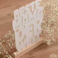 Einzigartige Deko für die beste Mama: Plotterdatei von easy-sticks mit dem Schriftzug 'BESTE MAMA DER WELT', umgeben von zarten Blumen.