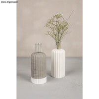 Stilvolles Wohnaccessoire von Easy-Sticks - Silikonform 'Vase geriffelt' mit einem modernen, geriffelten Design in Beton und Weiß, ideal als Vase oder Kerzenhalter, präsentiert mit zarten Blumen.