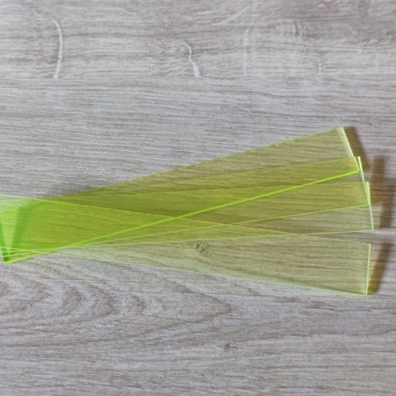 Easy-Sticks Acryl Gelb - 4 Stück - 16 cm Länge, leuchtend gelbe Acrylstäbe auf Holzuntergrund für kreative Bastelprojekte.