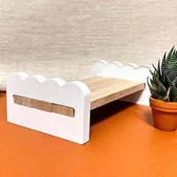 Minimalistische Sitzbank mit Riffel von Easy-Sticks, präsentiert auf einer orangefarbenen Oberfläche, dekoriert mit einem kleinen Topf und einer Pflanze.