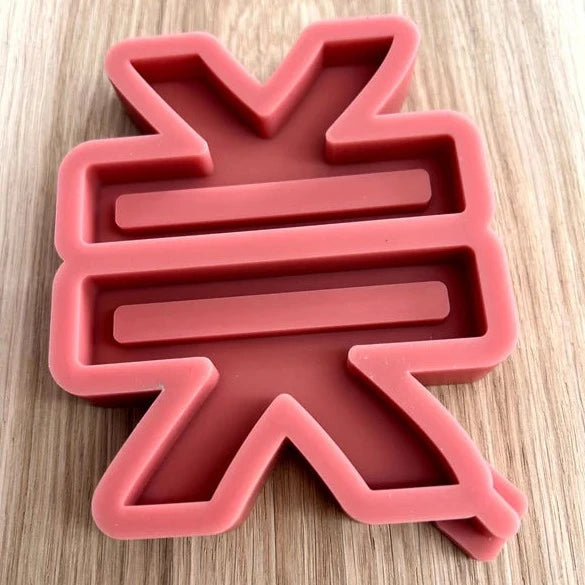 Leuchtende rote Silikonform von Easy-Sticks für das Gestalten einzigartiger Herz-Bänke.
