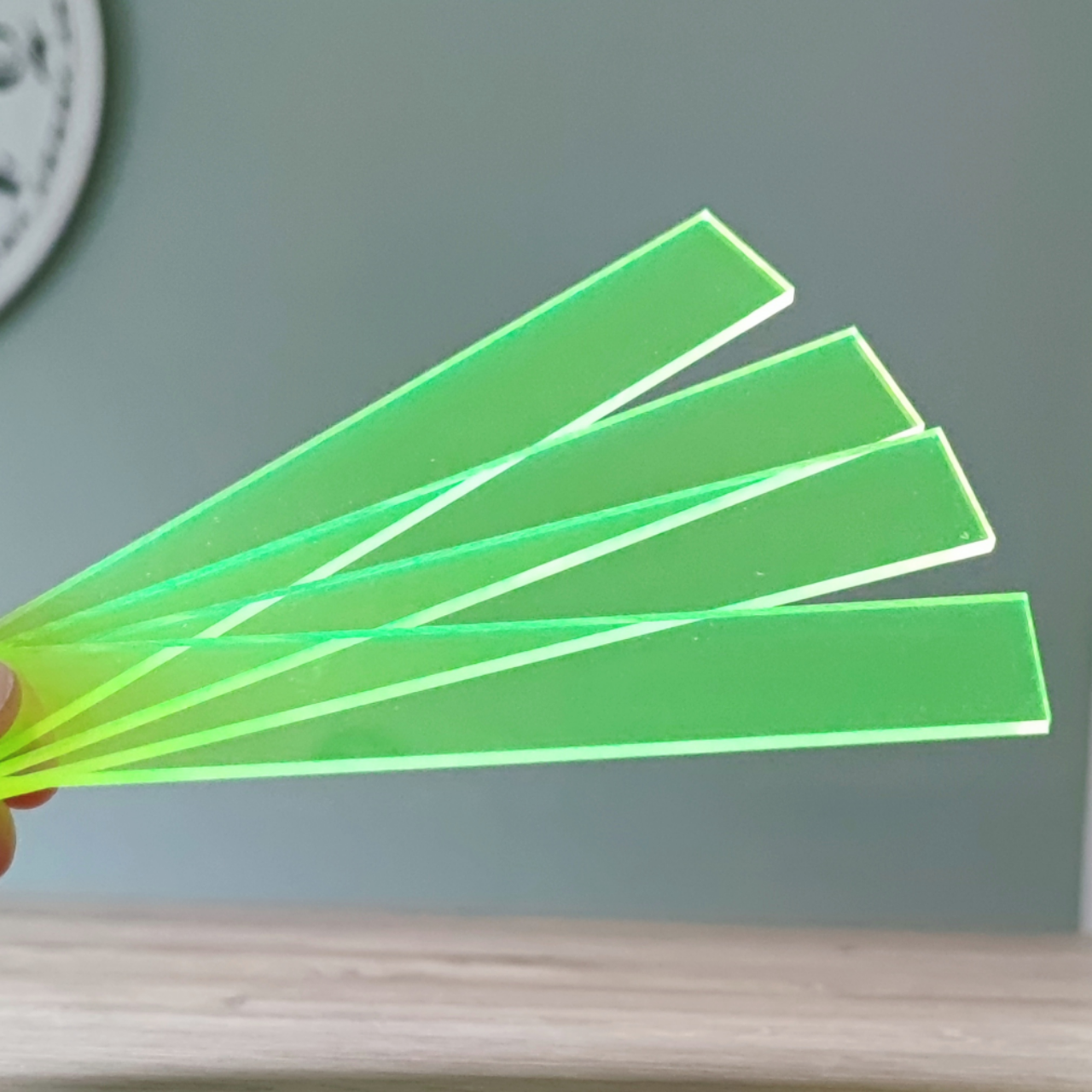 Easy-Sticks Acryl Grün - 4 Stück - 16 cm Länge in der Hand gehalten, showcasing die leuchtenden grün fluoreszierenden Easy-Sticks von Easy-Sticks.