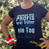 Frau trägt ein T-Shirt mit dem Spruch "Einmal mit PROFIS war früher Heute reicht mir schon ein Tag ohne Idioten!" von easy-sticks, perfekt für individuelle Bastelprojekte.
