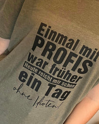 Nahaufnahme eines T-Shirts in olivgrün mit dem Aufdruck "Einmal mit PROFIS war früher Heute reicht mir schon ein Tag ohne Idioten!" von easy-sticks, ideal für kreative DIY-Ideen.