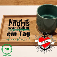 Stilvolle Bambusplatte mit dem Spruch 'Einmal mit PROFIS war früher Heute reicht mir schon ein Tag ohne Idioten!' von easy-sticks, perfektes Geschenk für kreative Köpfe.