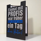 Praktischer Ordner mit dem Aufdruck 'Einmal mit PROFIS war früher Heute reicht mir schon ein Tag ohne Idioten!' von easy-sticks, ein kreatives Accessoire für den Arbeitsplatz.