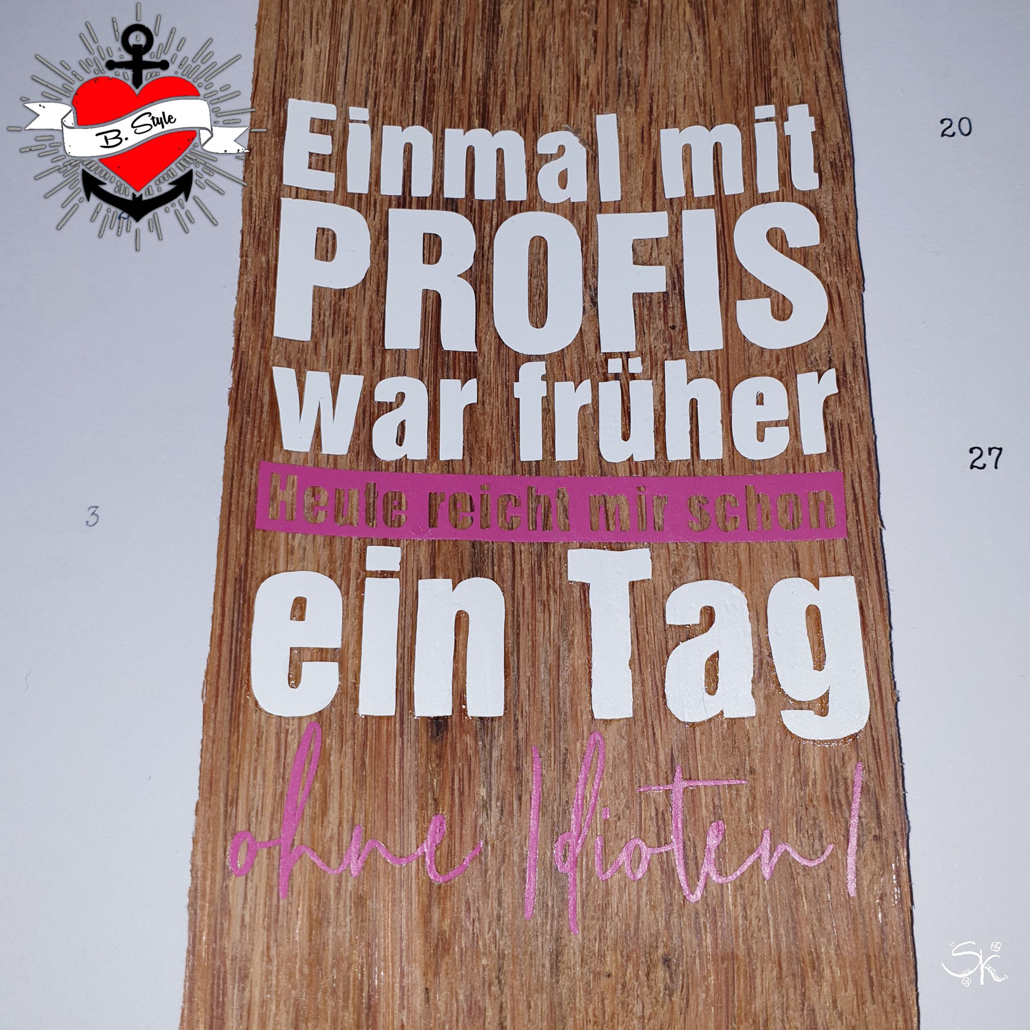Holzplatte mit dem witzigen Spruch 'Einmal mit PROFIS war früher Heute reicht mir schon ein Tag ohne Idioten!' von easy-sticks, ideal für individuelles Basteln.