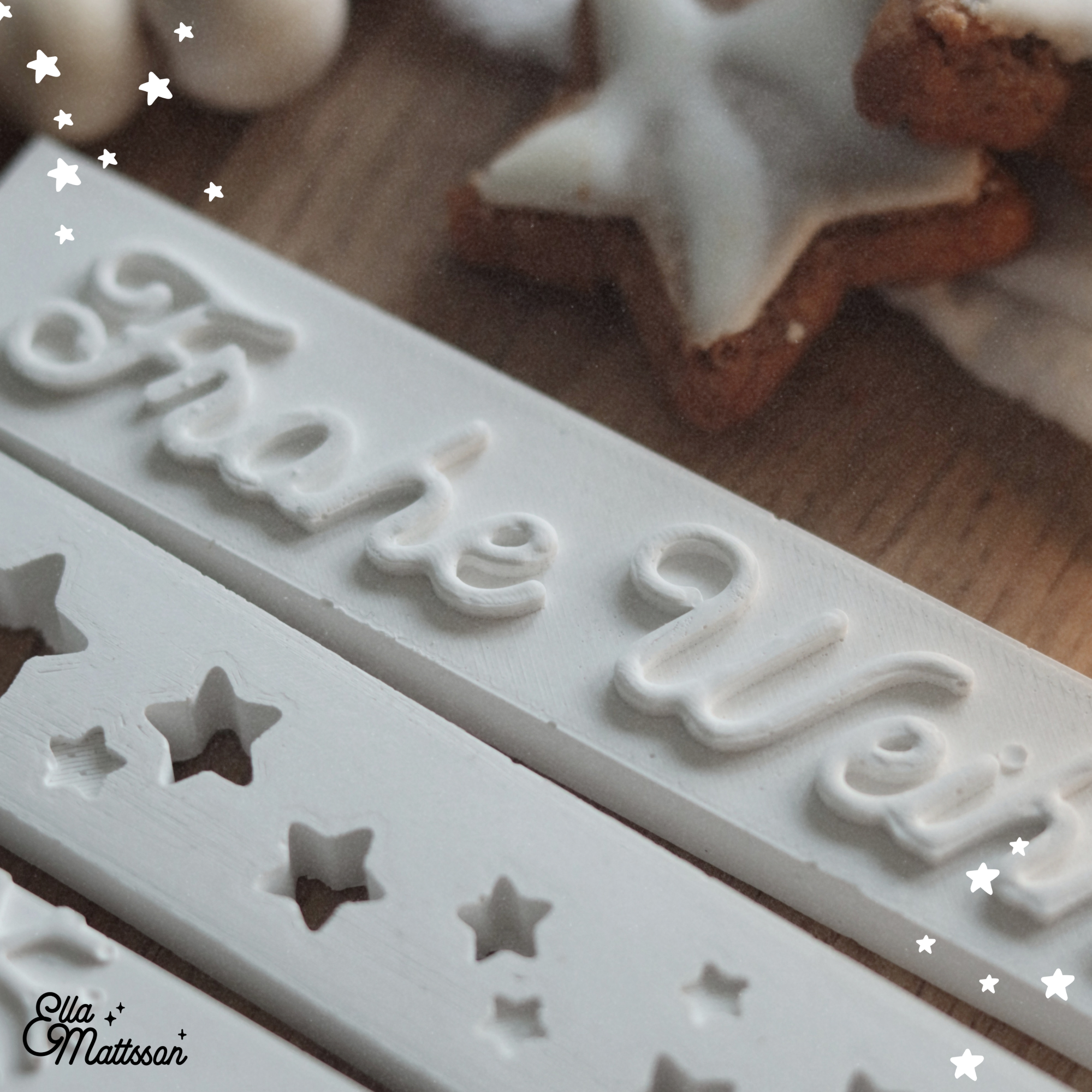 Detailansicht der Easy-Sticks Silikonformen in Weiß mit 'Frohe Weihnachten' und weihnachtlichen Sternen, ideal für DIY Weihnachtsdekoration.