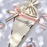 Dekorativ gestaltete Schultüte mit Rub on UV Sticker von easy-sticks, geschmückt mit Blumen und Süßigkeiten, ideal als Geschenk für Schulanfänger.