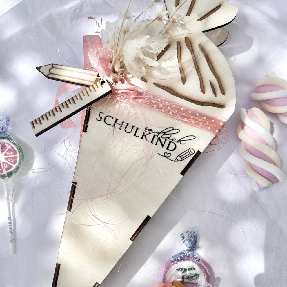 Dekorativ gestaltete Schultüte mit Rub on UV Sticker von easy-sticks, geschmückt mit Blumen und Süßigkeiten, ideal als Geschenk für Schulanfänger.