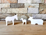 Silikon-Figuren von easy-sticks, die Tiere für die Weihnachtskrippe zeigen, einschließlich eines Esels, Kalbes und einer Kuh. Einfache Handhabung für kreative Bastelideen.