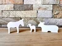 Silikon-Figuren von easy-sticks, die Tiere für die Weihnachtskrippe zeigen, einschließlich eines Esels, Kalbes und einer Kuh. Einfache Handhabung für kreative Bastelideen.