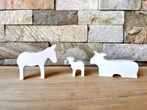Silikon-Figuren von easy-sticks, die Tiere für die Weihnachtskrippe zeigen, einschließlich eines Esels, Kalbes und einer Kuh. Einfache Handhabung für kreative Bastelideen.
