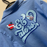 Hellblaues Polo-Shirt mit dem originellen Schriftzug "Et alors?" von easy-sticks, perfekt für kreative Persönlichkeiten und individuelle Mode.