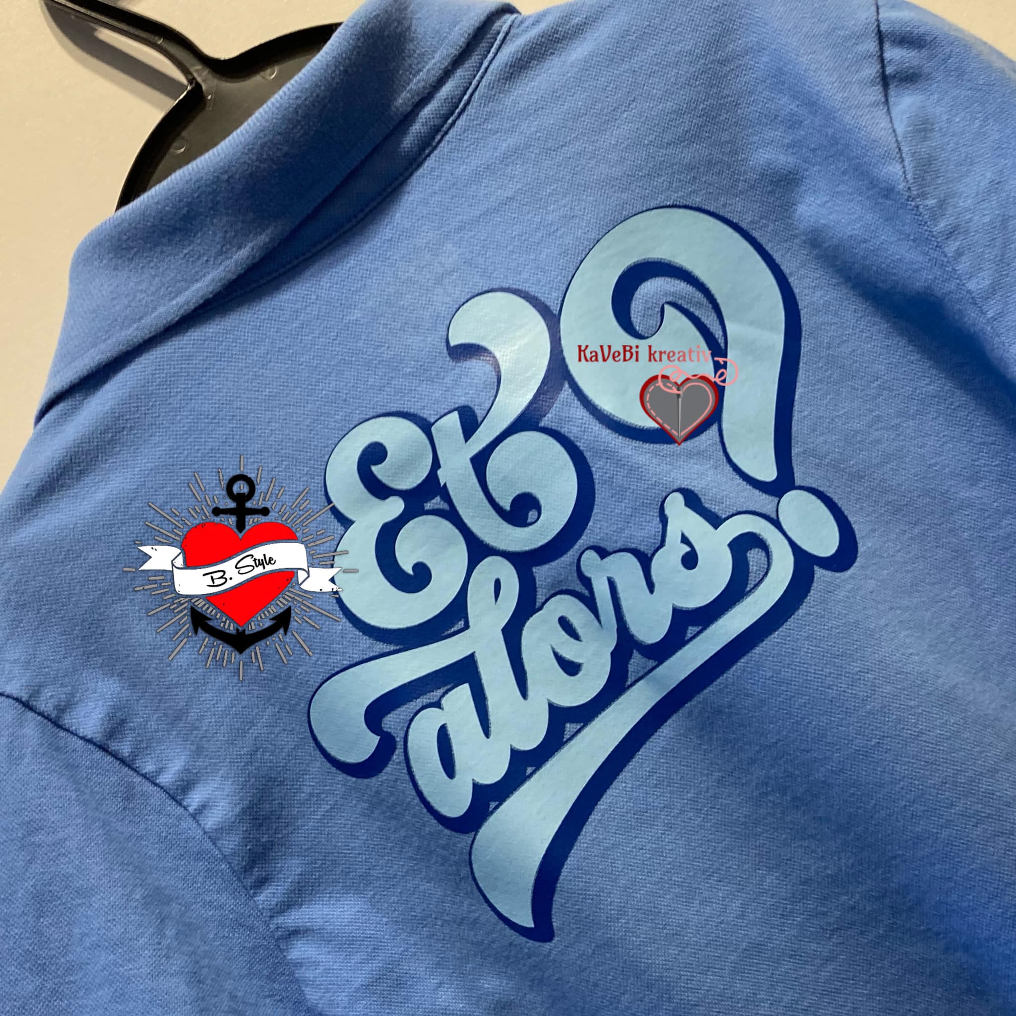 Hellblaues Polo-Shirt mit dem originellen Schriftzug "Et alors?" von easy-sticks, perfekt für kreative Persönlichkeiten und individuelle Mode.