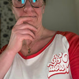 Naheliegende Aufnahme einer Person mit einem roten und weißen Oberteil, das das Design "Et alors?" von easy-sticks trägt, ideal für DIY-Fans.