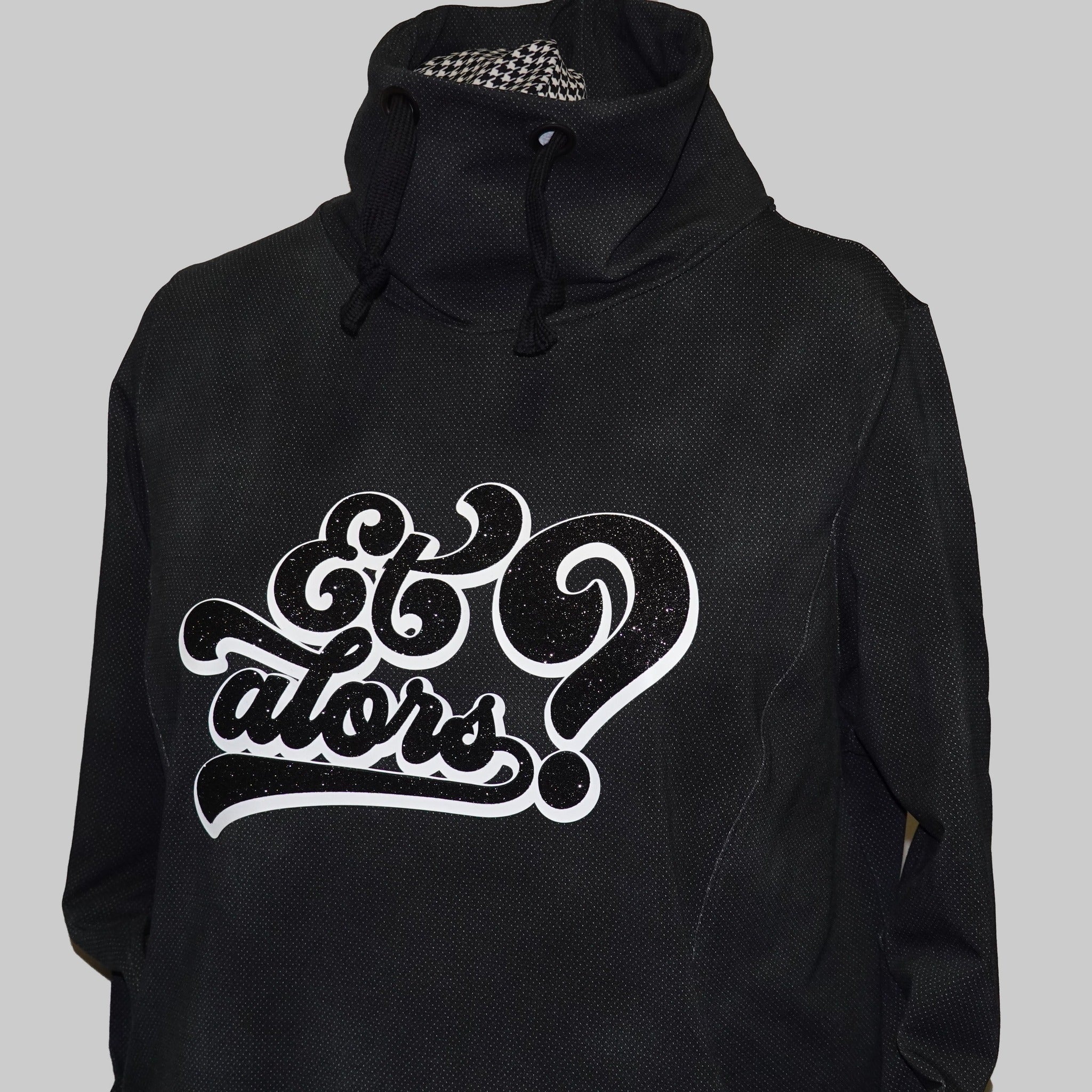 Stylischer Hoodie in Schwarz mit auffälligem weißen glänzenden Design "Et alors?" von easy-sticks, perfekt für kreative Ausdrucksformen.