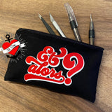 Moderne und praktische Stiftebox mit dem "Et alors?" Motiv von easy-sticks, ideal für kreative Anwendungen und Künstlerbedarf.