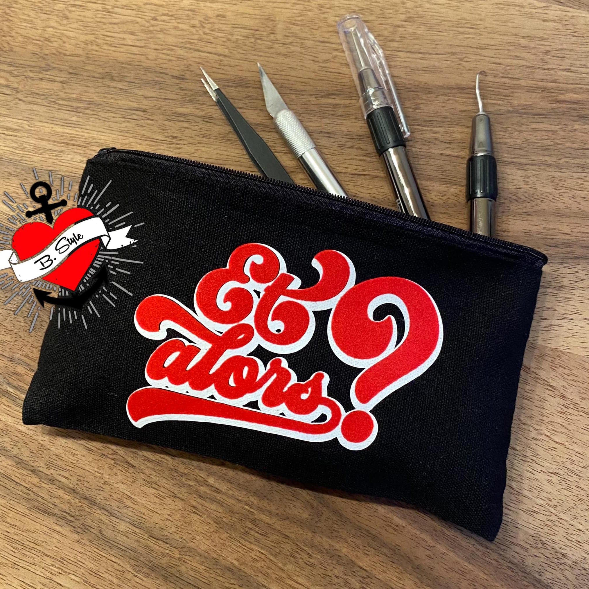 Moderne und praktische Stiftebox mit dem "Et alors?" Motiv von easy-sticks, ideal für kreative Anwendungen und Künstlerbedarf.